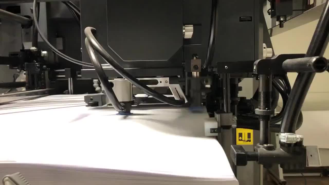 Papper matas in i en tryckpress